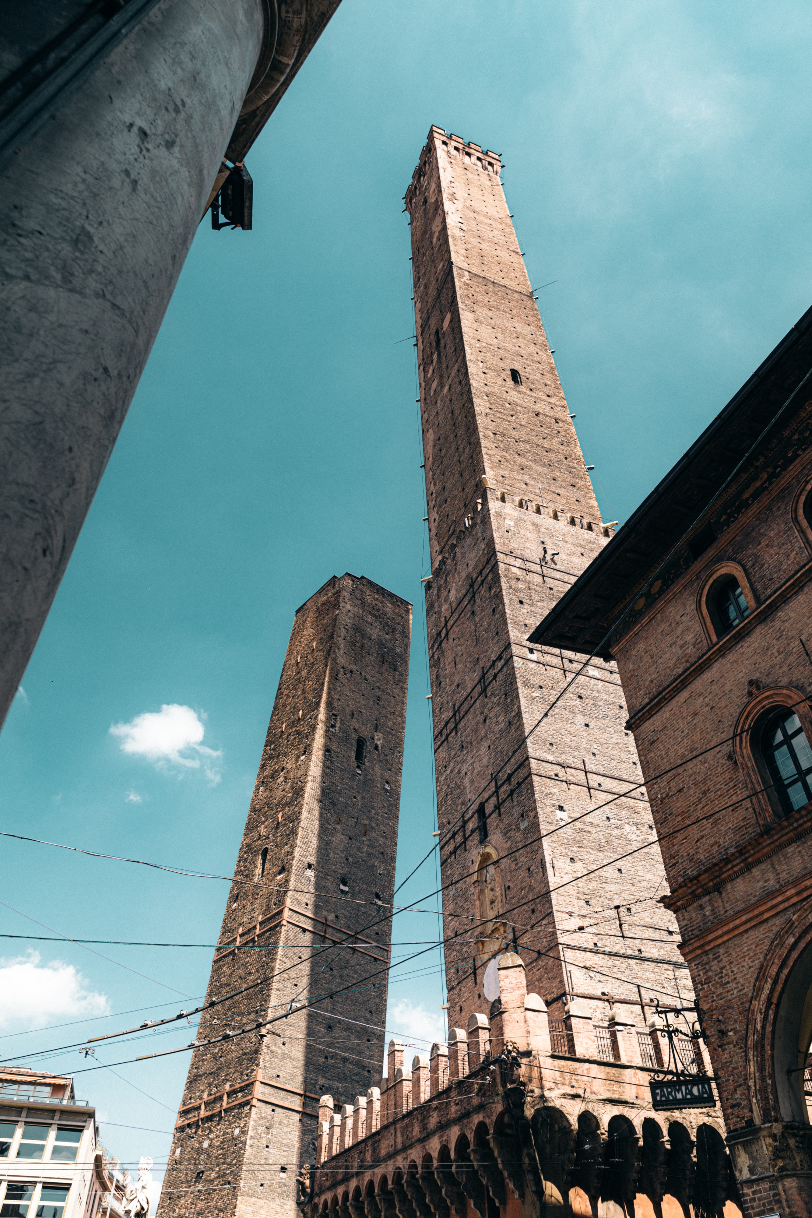 foto delle Torri degli Asinelli a Bologna per concerto di Dua Lipa