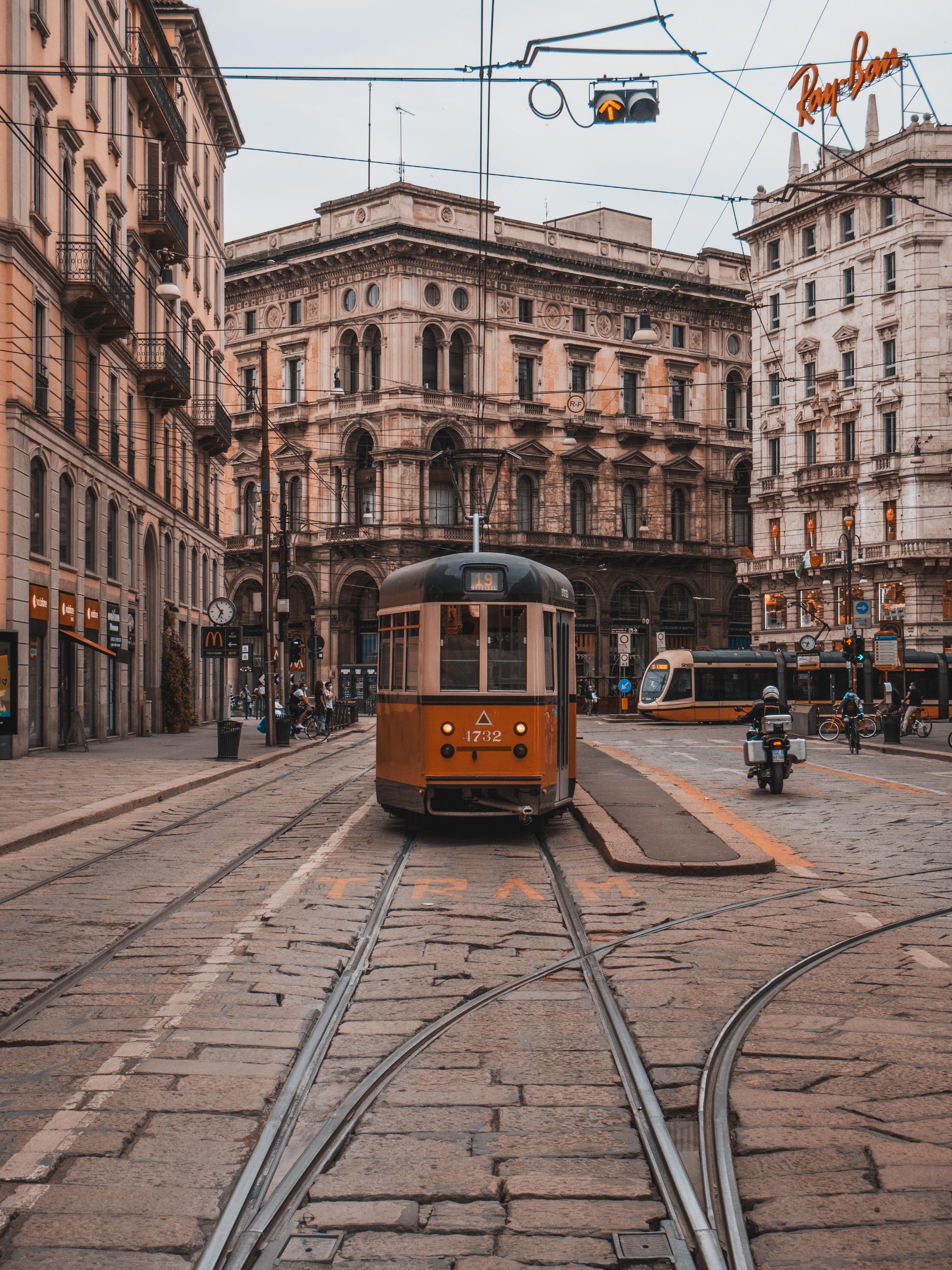 foto di un tram a Milano per concerto di Mahmood